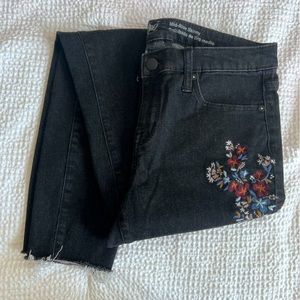 Floral Embroidered Black Mid-Rise Skinny Jeans Size 2/26